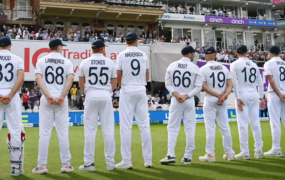 জার্সি বদল করে মাঠে নামেন ইংল্যান্ডের ক্রিকেটাররা