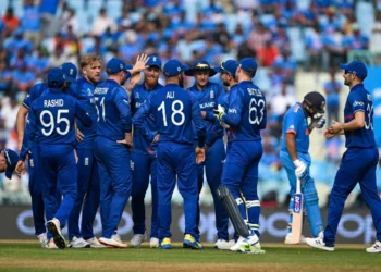 শূন্য রানে ভিরাট কোহলি বিদায় নিলে বোলার উইলিকে ঘিরে ইংল্যান্ডের বাকি খেলোয়াড়েদের উল্লাস।