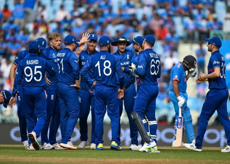 শূন্য রানে ভিরাট কোহলি বিদায় নিলে বোলার উইলিকে ঘিরে ইংল্যান্ডের বাকি খেলোয়াড়েদের উল্লাস।