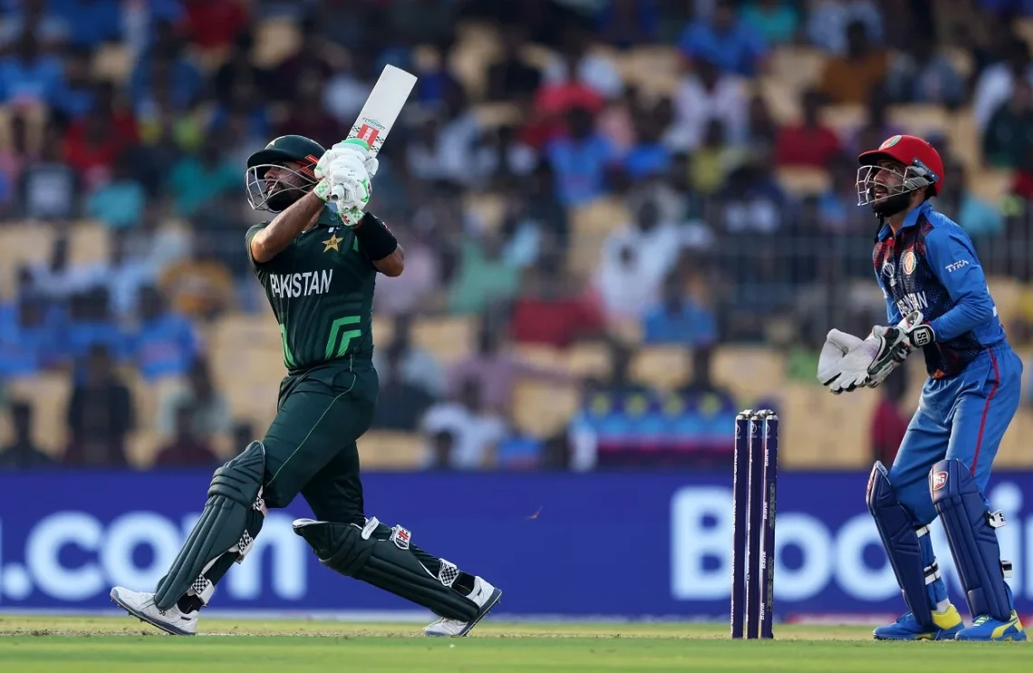 ইনিংস সর্বোচ্চ ৭৪ রানের পথে বাবরের একটি শট।