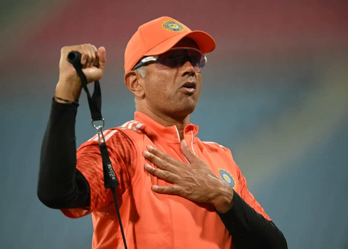 শুধু ক্রিকেটাররা নন, নিজেও নিয়মিত অনুশীলন করেন রাহুল দ্রাবিড়।