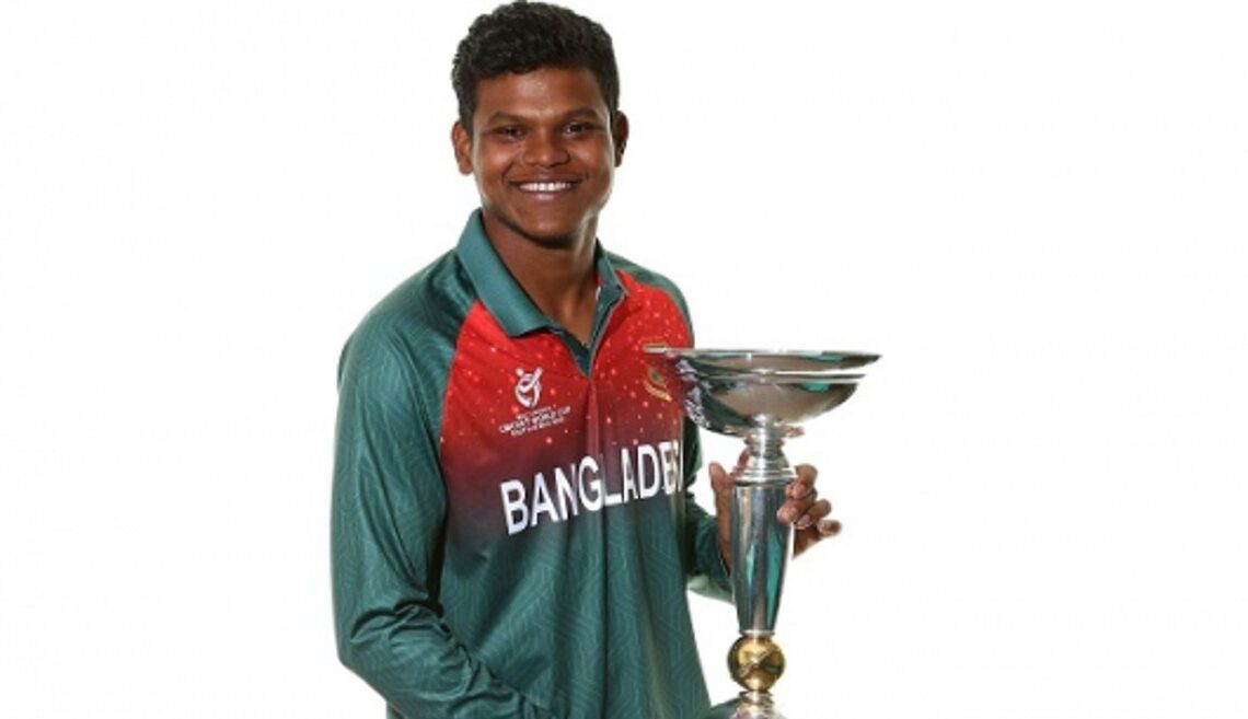 ইনিংসের শেষ বলে বাউন্ডারি হাকিয়ে দলকে ব্রোঞ্জ এনে দেন রাকিবুল হাসান। ফাইল ছবি।