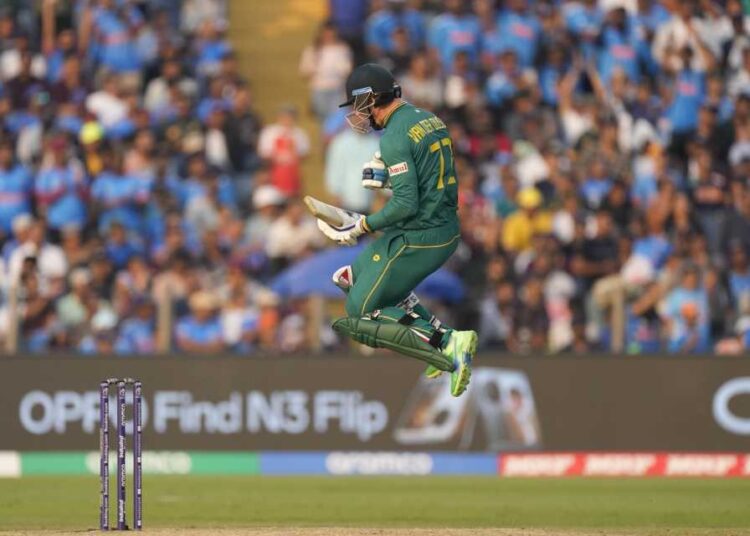 ইনিংস সর্বোচ্চ ১৩৩ রান এসেছে ভ্যান ডার ডুসেনের ব্যাটে।