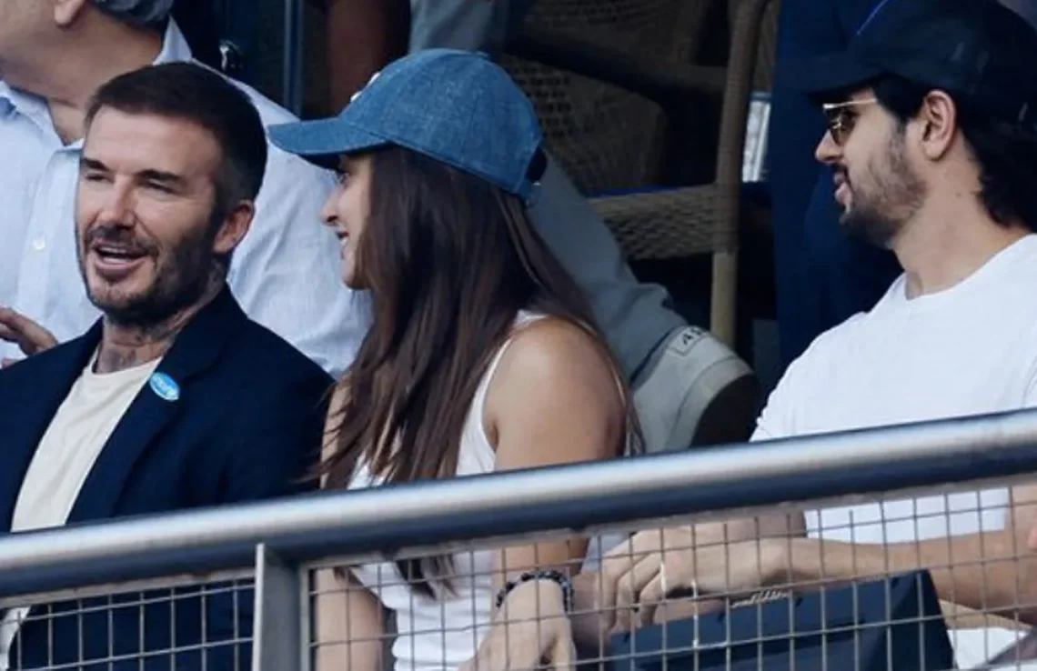 মুম্বাইয়ের ওয়াংখেড়ে স্টেডিয়ামে বেকহামের সাথে কিয়ারা আদভানি ও সিদ্ধার্থ মালহোত্রা।