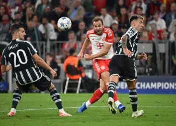 Soccer Football - Champions League - Group A - Bayern Munich v Manchester United - Allianz Arena, Munich, Germany - September 20, 2023 Bayern Munich's Harry Kane in action with Manchester United's Diogo Dalot and Lisandro Martinez REUTERS/Angelika Warmuth