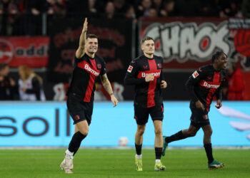 Soccer Football - Bundesliga - Bayer Leverkusen v 1.FSV Mainz 05 - BayArena, Leverkusen, Germany - February 23, 2024 Bayer Leverkusen's Granit Xhaka celebrates scoring their first goal with Florian Wirtz and Jeremie Frimpong REUTERS/Thilo Schmuelgen