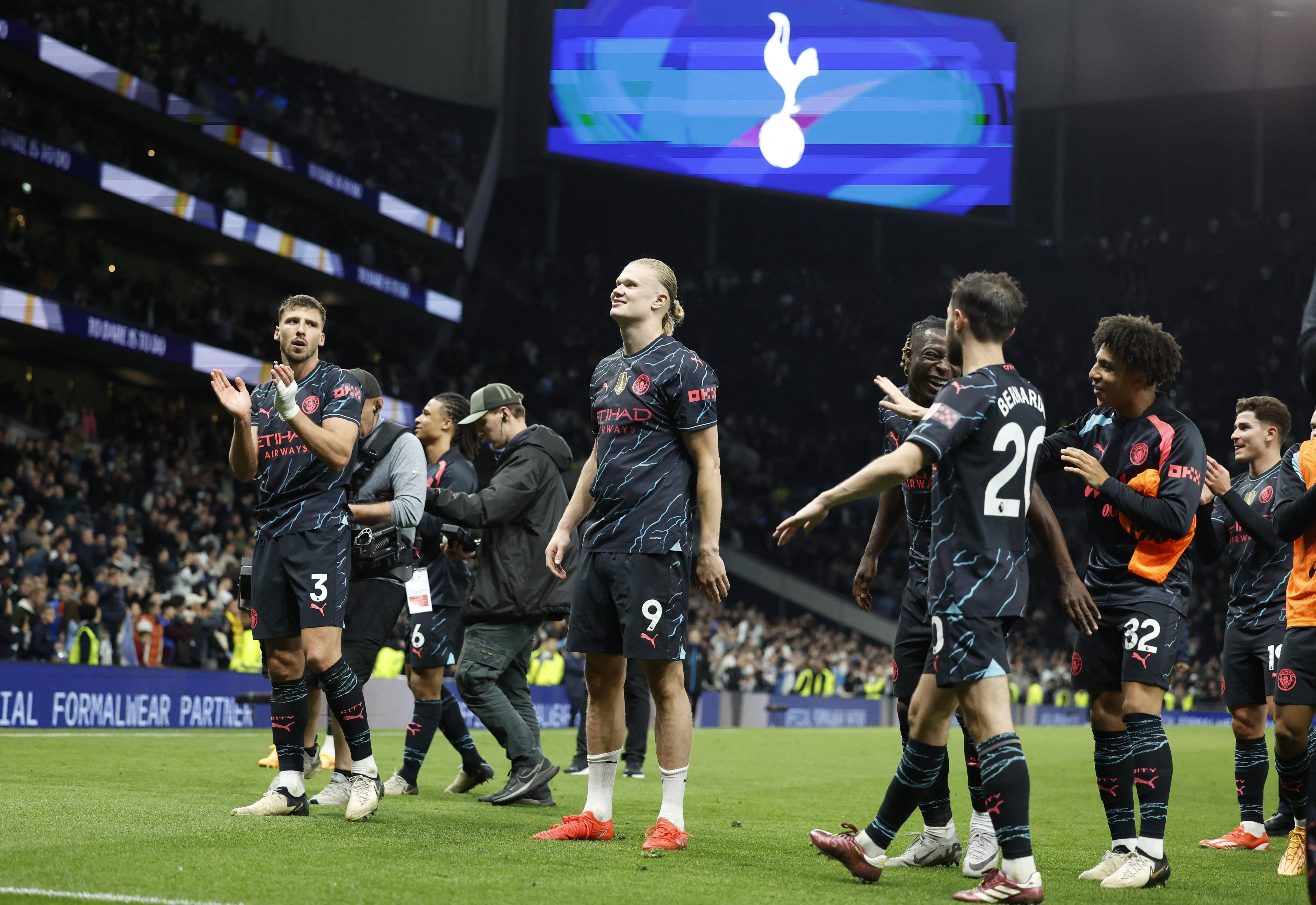 Soccer Football - Premier League - Tottenham Hotspur v Manchester City - Tottenham Hotspur Stadium, London, Britain - May 14, 2024 Manchester City's Erling Braut Haaland with teammates celebrate after the match Action Images via Reuters/Peter Cziborra