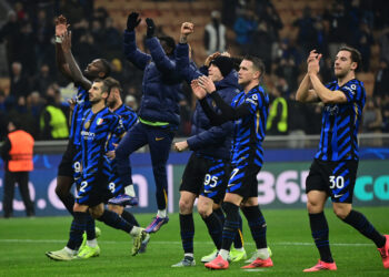 Inter Milan's players celebrate after winning the UEFA Champions League football match between Inter Milan and Leipzig at the San Siro stadium in Milan on November 26, 2024. (Photo by PIERO CRUCIATTI / AFP)