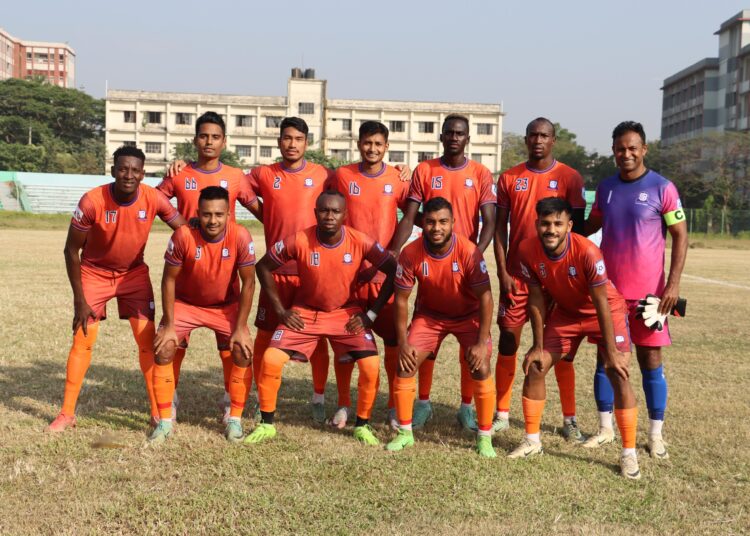 দলীয় ফটোসেশনে ব্রাদার্স ইউনিয়নের ফুটবলাররা।