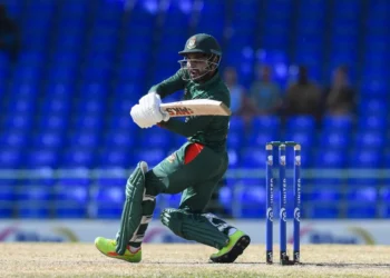 দলীয় ৯ রানে ২ উইকেট হারানোর পর সৌম্য সরকারকে নিয়ে প্রতিরোধ গড়েন মেহেদী মিরাজ