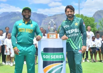 ওয়ানডে সিরিজের ট্রফি নিয়ে ফটোসেশনে দুই অধিনায়ক দক্ষিণ আফ্রিকার টেম্বা বাভুমা (বাঁয়ে) ও পাকিস্তানের মোহাম্মদ রিজওয়ান । ছবি: পিসিবি