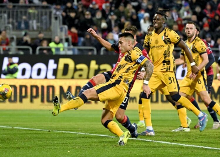 ক্যালিয়ারির পোস্টে শট নিচ্ছেন ইন্টার মিলানের লাউতারো মার্টিনেজ