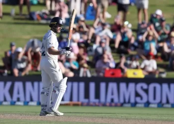 প্রথম ইনিংসে ৪৪ রানে আউট হওয়া কেন উইলিয়ামসন দ্বিতীয় ইনিংসে হাফ সেঞ্চুরি তুলে অপরাজিত আছেন।