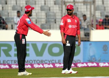 ফিল্ডিংয়ের সময় তামিমের সাথে মাহমুদউল্লাহর আলাপচারিতা