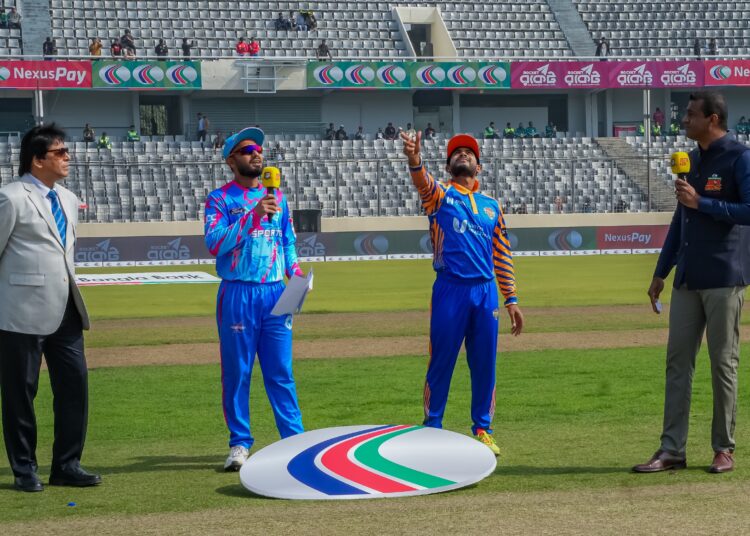 টস করছেন খুলনার অধিনায়ক মেহেদি মিরাজ ও চট্টগ্রামের অধিনায়ক মোহাম্মদ মিথুন