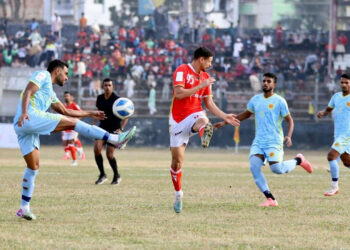 আবাহনী ও বসুন্ধরা কিংসের খেলায় বল দখলের লড়াই