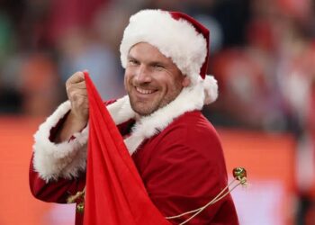 সান্তা ক্লজের বেশে অস্ট্রেলিয়ান ক্রিকেটার আরন ফিঞ্চ | ছবি: ফেসবুক