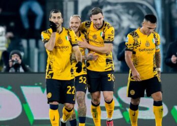 ল্যাজিও'র জালে ইন্টার মিলানের গোল উৎসব
ইতালি লিগে সোমবার রাতে ল্যাজিও'র বিপক্ষে গোল উৎসব করেছে ইন্টার মিলান। অ্যাওয়েতে অনুষ্ঠিত ম্যাচে ৬-০ গোলে জয় পেয়েছে বর্তমান চ্যাম্পিয়ন ইন্টার মিলান। ছয় খেলোয়াড় ছয় গোল করেছেন। গোলদাতার তালিকায় রয়েছেন হাকান কালনোগ্লু, পেন ফেডেরিকো ডিমারর্কো, নিকোলা বারেলা, ড্যানজেল ডামফ্রাইস, কার্লোস অগাস্টো ও মার্কাস থুরাম।
৬-০ গোলে বিশাল ব্যবধানে জয় পেলেও ইন্টার মিলানকে প্রথম গোলের জন্য ৪১ মিনিটে পর্যন্ত অপেক্ষা করতে হয়েছে। এ সময়ে হাকান কালনোগ্লু পেনাল্টি থেকে গোল করে দলকে এগিয়ে নেন। হ্যান্ডবলের সুবাদে এই পেনাল্টি পেয়েছিল ইন্টার মিলান। বিরতির আগেই পেন ফেডেরিকো ডিমারর্কো ব্যবধান দ্বিগুন করেন।
বিরতির পরপরই নিকোলা বারেলা ব্যবধান ৩-০ করেন। ৫১ মিনিটে তার গোলের পরপরই ল্যাজিওর গোলরক্ষককে আবার জাল থেকে বল কুড়াতে হয়। মাত্র দুই মিনিটে ব্যবধানে ড্যানজেল ডামফ্রাইস ইন্টার মিলানকে ৪-০ গোলে এগিয়ে নেন।
কার্লোস অগাস্টো ৭৭ মিনিটে ও মার্কাস থুরাম ৯০ মিনিটে গোল করে ল্যাজিওকে বড় লজ্জায় ডোবান।
বিশাল এ জয়ের ফলে ইন্টার মিলানের সামনে আবার শীর্ষস্থানে আসার সম্ভাবনা তৈরি হয়েছে। ১৫ ম্যাচ শেষে তারা ৩৪ পয়েন্ট নিয়ে বর্তমানে তৃতীয় স্থানে রয়েছে। ১৬ ম্যাচ থেকে ৩৭ পয়েন্ট নিয়ে শীর্ষে আতালান্তা। ফলে নিজেদের ১৬তম ম্যাচে জয় পেলেই ইন্টার মিলান শীর্ষে চলে আসবে।
আরো একটা গোল ল্যাজিও'র জালে। আর একবার ইন্টার মিলানের খেলোয়াড়দের উৎসব