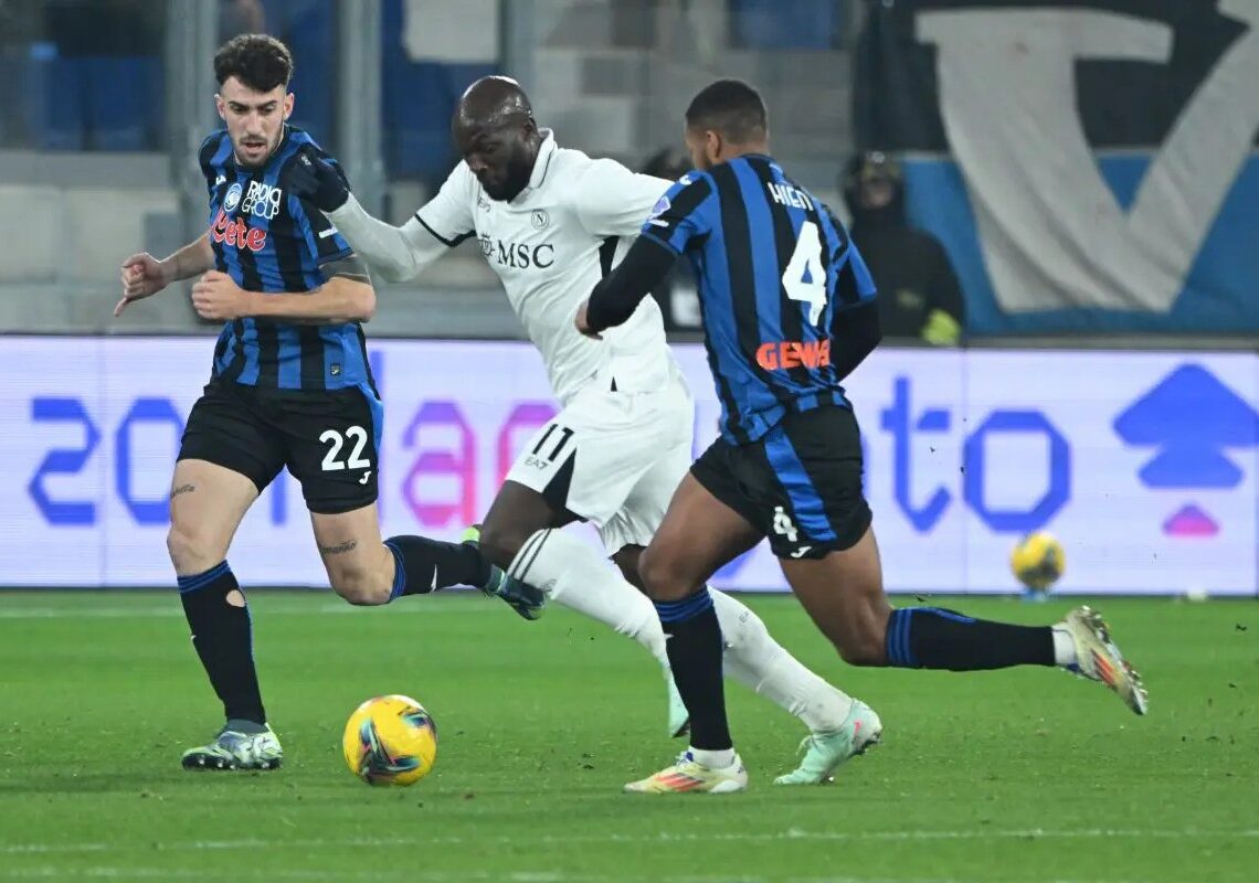 বল দখলের লড়াইয়ে নাপোলি ও আতালান্তার খেলোয়াড়রা