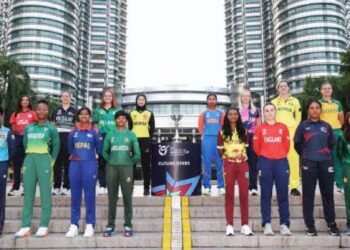 ফটোসেশনে অংশগ্রহণকারী দলগুলোর অধিনায়করা