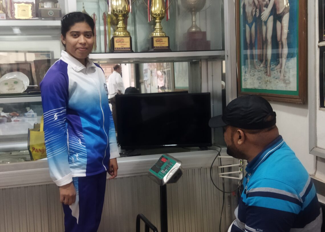 ফেডারেশন কার্যালয়ে খেলোয়াড়দের ওজন পরীক্ষা করা হচ্ছে।