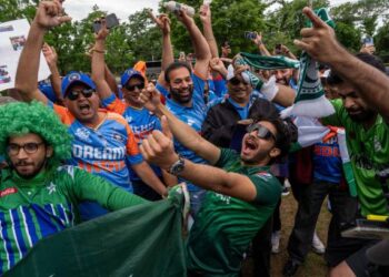 ভারত পাকিস্তান ক্রিকেট ম্যাচ মানেই গ্যালারিতে দুই দলের সমর্থকদের উন্মাদনা