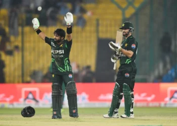 সেঞ্চুরির পর হেলমেট খুলে দর্শকদের অভিবাদনের জবাব দিচ্ছেন রিজওয়ান। পাশে আরেক সেঞ্চুরিয়ান সালমান আঘা।