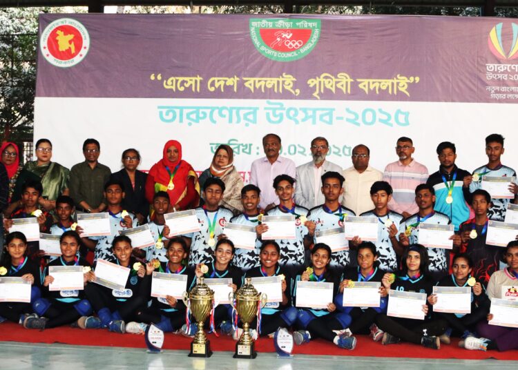 শিরোপাজয়ী দলের সাথে আয়োজকরা।