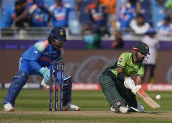 ইনিংস সর্বোচ্চ ৬২ রানের পথে সৌদ শাকিলের একটি স্কুপ শট