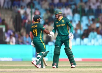 দলীয় ২৮ রানে প্রথম উইকেট হারানোর পর রিকেলটন ও বাভুমা জুটি দলকে বড় সংগ্রহের ভিত এনে দেন।