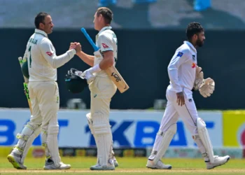 ম্যাচ শেষে হাত মেলাচ্ছেন দুই অজি ব্যাটার উসমান খাজা ও মারনাস লাবুশেন।