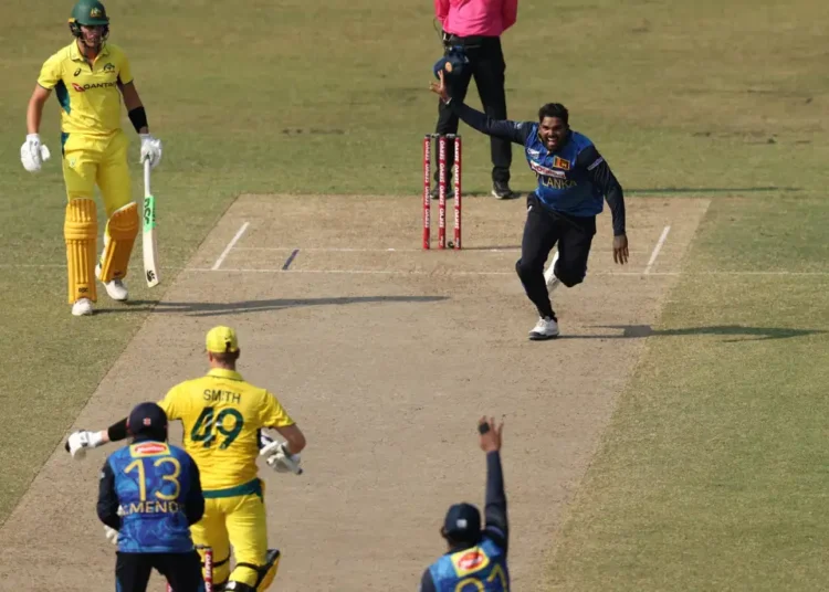২৯ রান করা স্টিভ স্মিথকে এলবিডাব্লিউয়ের ফাঁদে ফেলার পর হাসারাঙ্গার উল্লাস।