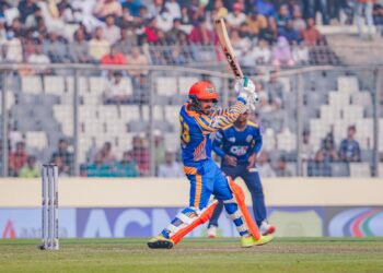 খুলনার জয়ে ব্যাট হাতে নেতৃত্ব দিয়েছেন মেহেদী মিরাজ।