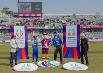 এলিমিনেটর ম্যাচে টসের কয়েন ছুড়ছেন রংপুরের অধিনায়ক নুরুল হাসান সোহান