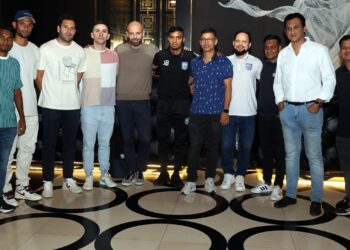 ক্যাম্পে যোগ দেয়া ফুটবলারদের সঙ্গে কোচ হ্যাভিয়ের ক্যাবরেরা।