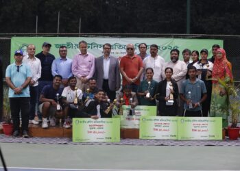 পুরস্কারজয়ী খেলোয়াড়দের সাথে অতিথীরা।