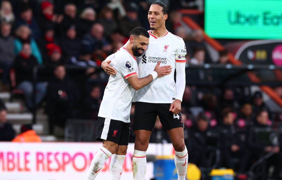 গোলের পর সতীর্থের আলিঙ্গনে সালাহ