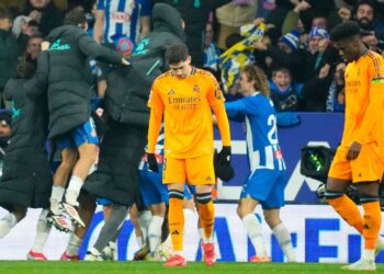 গোলের পর একদিকে আতলেতিকো মাদ্রিদের খেলোয়াড়ের উল্লাস অন্যদিকে রিয়াল খেলোয়াড়ের মাথা নিচু