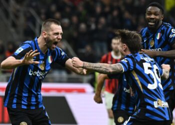 নিশ্চিত হার থেকে রক্ষার ম্যাচে গোল পাওয়ার পর ইন্টার মিলানের খেলোয়াড়দের উল্লাস