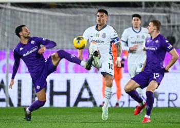 বল দখলের লড়াইয়ে ইন্টার মিলান ও ফিওরেন্টিনার খেলোয়াড়রা