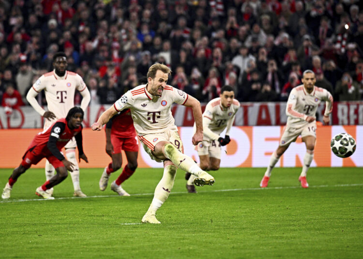 পোস্ট লক্ষ্য করে হ্যারি কেনের শট