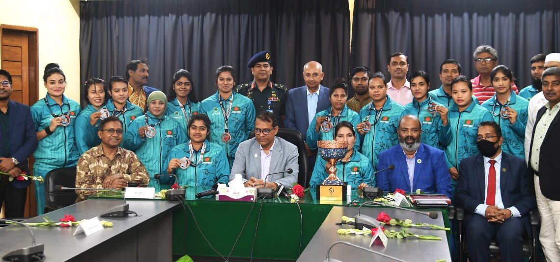 ক্রীড়া পরিষদ টাওয়ারে সংবর্ধনায় উপস্থিত নারী কাবাডি দল