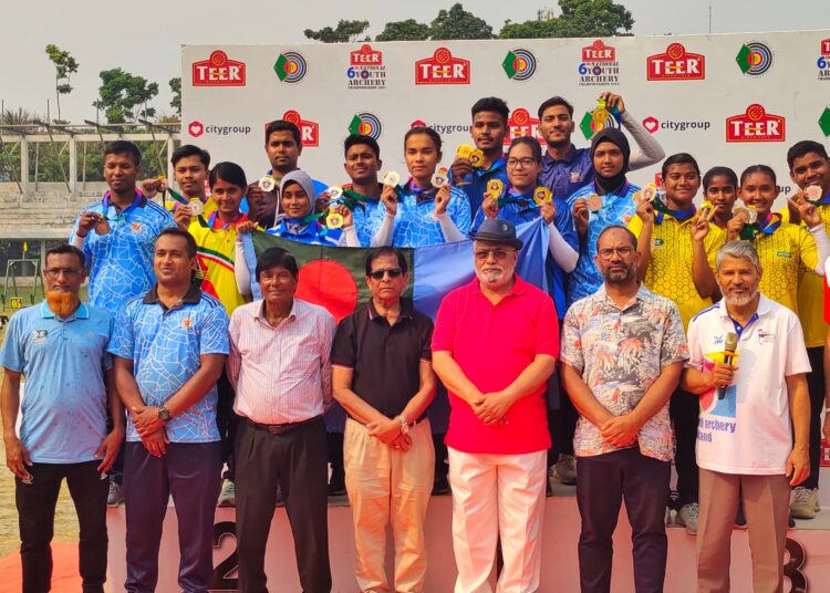 পুরস্কারজয়ী আরচ্যারদের সাথে কর্মকর্তারা।