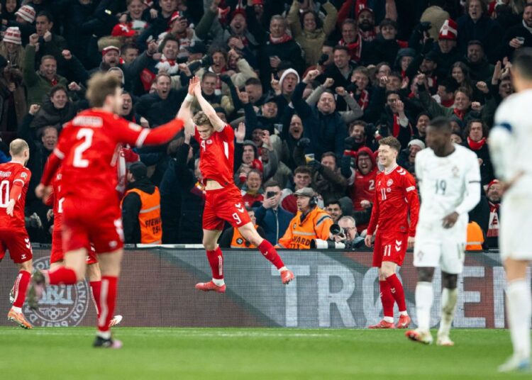 গোলের পর হয়লুন্ড, পাশে হতবাক রোনালদো