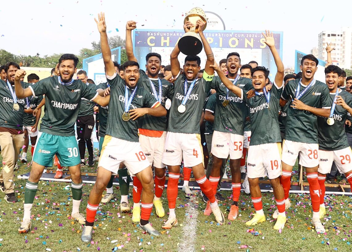 শিরোপাজয়ী বসুন্ধরার খেলোয়াড়দের উল্লাস।