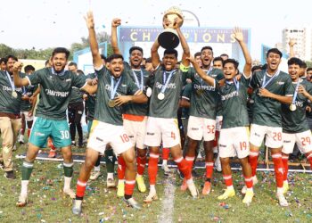 শিরোপাজয়ী বসুন্ধরার খেলোয়াড়দের উল্লাস।