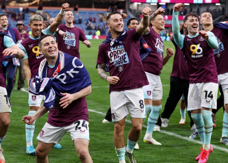 প্রিমিয়ার লিগে ওঠার আনন্দে বার্নলি ক্লাবের খেলোয়াড়রা