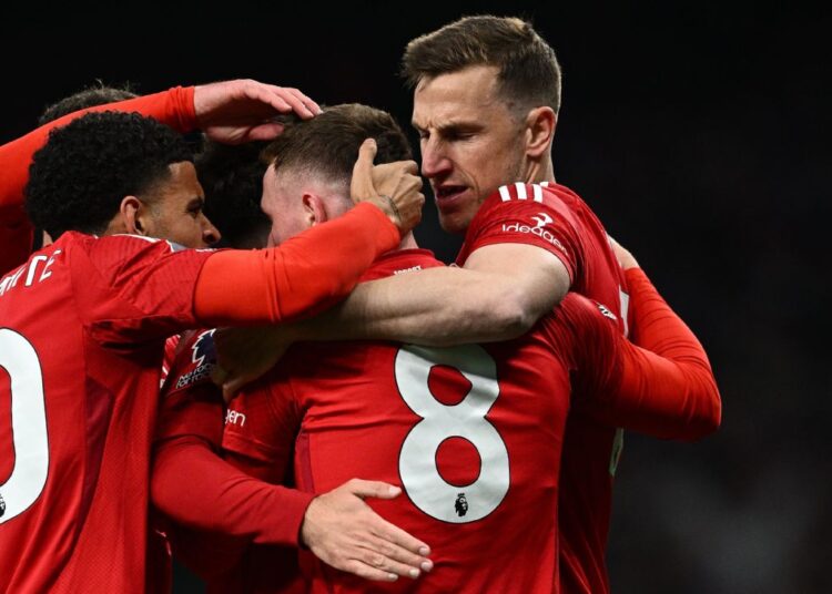 গোলের পর নটিংহাম ফরেস্টের খেলোয়াড়দের উৎসব