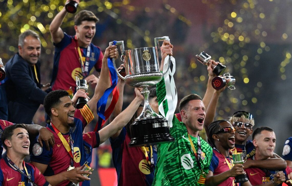 শিরোপা হাতে বার্সেলোনার খেলোয়াড়রা..