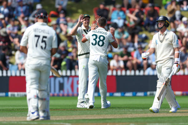 ২০২৪ সালের ৩ মার্চ, নিউজিল্যান্ডের বেসিন রিজার্ভ টেস্টের চতুর্থ দিন স্বাগতিক ব্যাটার ম্যাট হেনরিকে আউট করার পর উল্লাস করছেন ক্যামেরন গ্রিন ও জশ হ্যাজলউড।